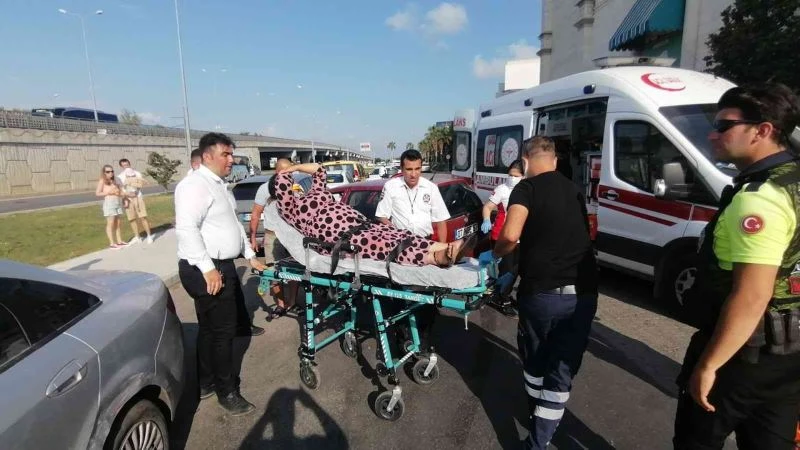 Hamile kadının kontrolünü kaybettiği araç park halindeki araçlara çarptı: 2 yaralı
