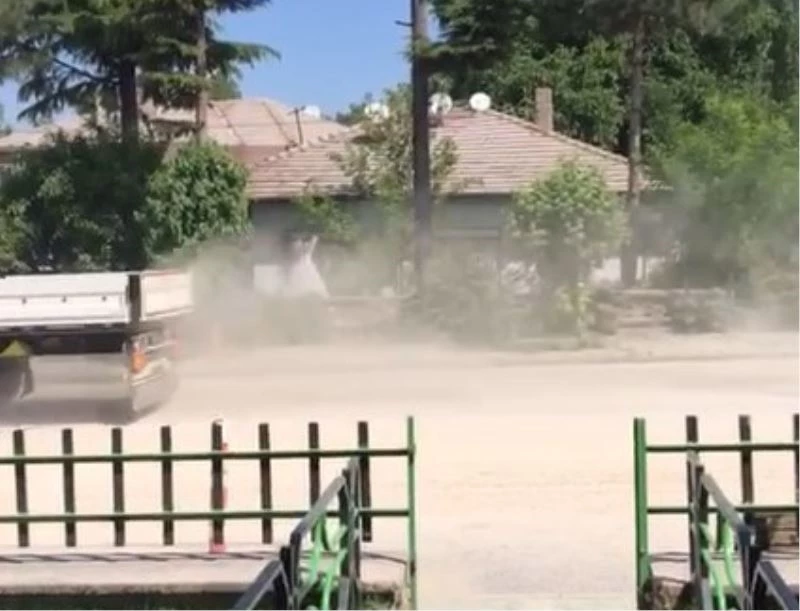 Altyapı ve kanalizasyon çalışması mahalleyi toza boğdu
