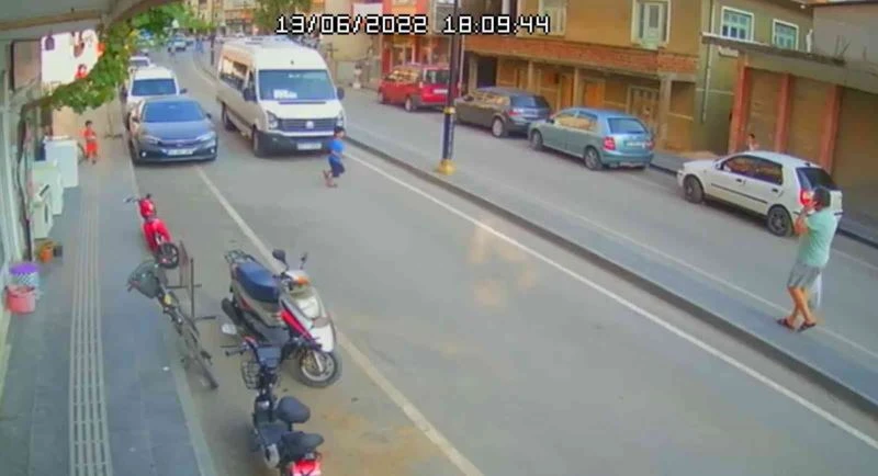 Herkesin yüreği ağzına geldi, sürücünün refleksi küçük çocuğun hayatını kurtardı
