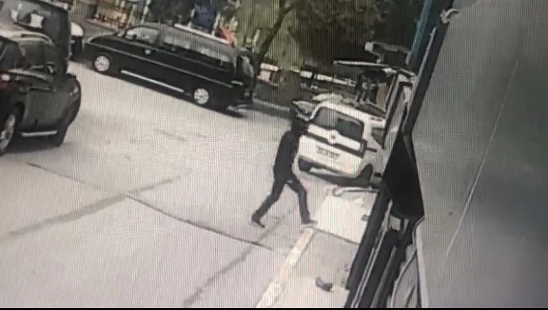 Maskeli hırsızı kıyafetleri yakalattı
