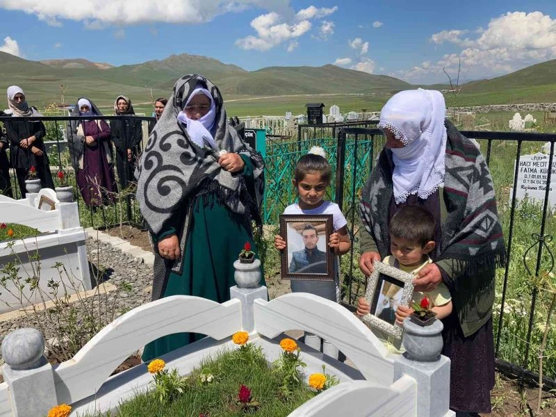 Karayazı şehitleri mezarları başında anıldı
