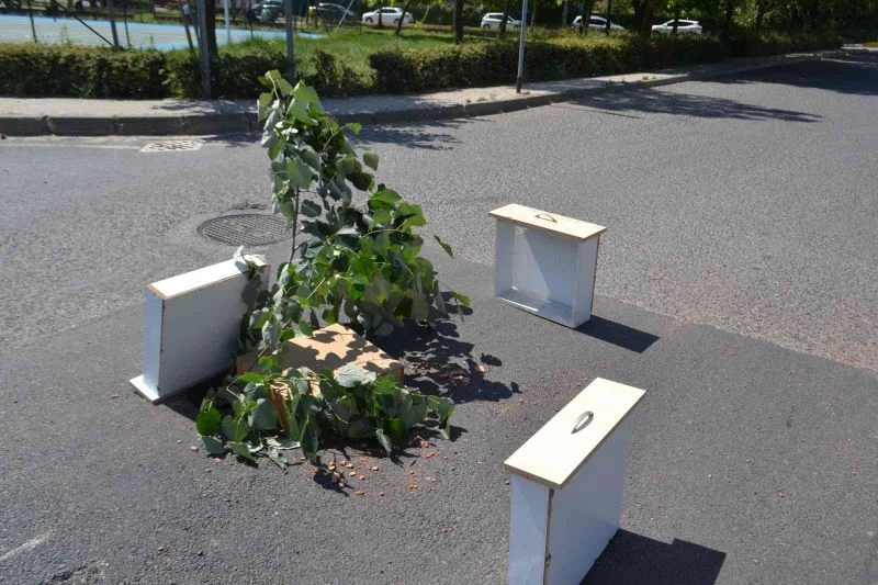 Yol ortasındaki çukura vatandaştan gülümseten önlem
