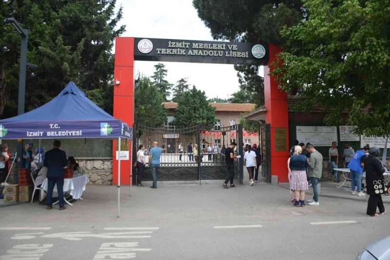 Öğrenciler içeride, veliler dışarıda sınav heyecanı yaşadı
