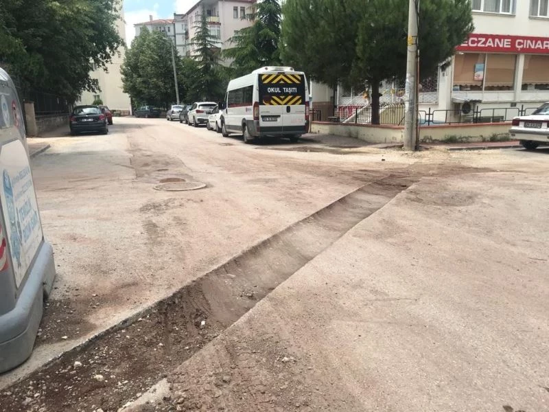 Yolu kesen çukur araç sürücülerinin korkulu rüyası oluyor
