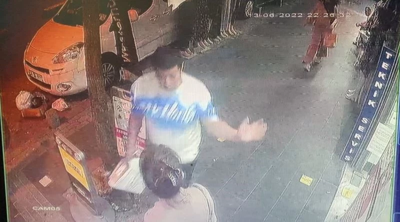 İstanbul’da akıl almaz anlar: Yolda yürüyen kadını tokatladı, darp edildi
