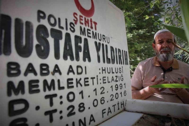 Babalar Günü’nde şehit oğluna ziyaret: 