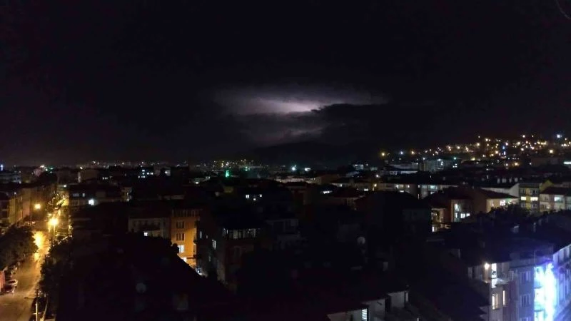 Gökyüzündeki şimşekler görsel şölen oluşturdu
