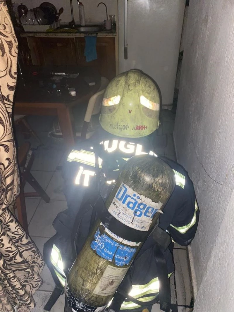 İtfaiye ekipleri, yanan evi söndürmek ve içeride bulunan kedi yavrusunu kurtarmak için seferber oldu
