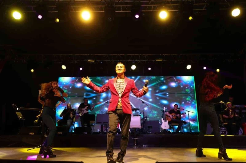 Ümraniye’de liseli gençler mezuniyet coşkusunu Serdar Ortaç’la yaşadı
