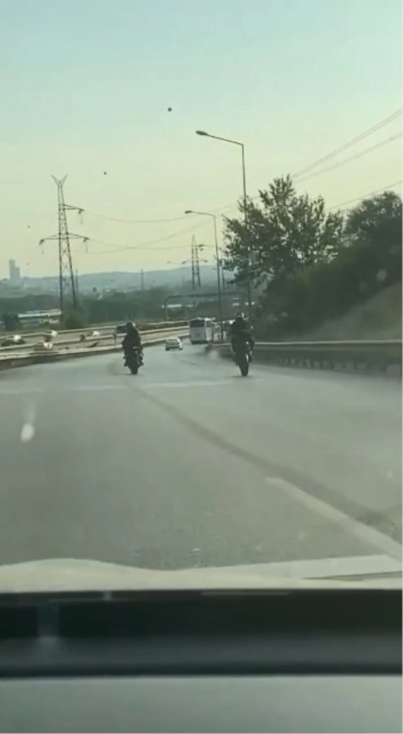 Ölüme davetiye çıkartan motorcular kamerada
