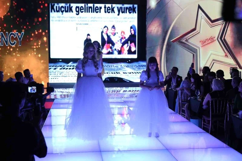 Ödül töreninde Seda Sayan’a sürpriz düğün hediyesi
