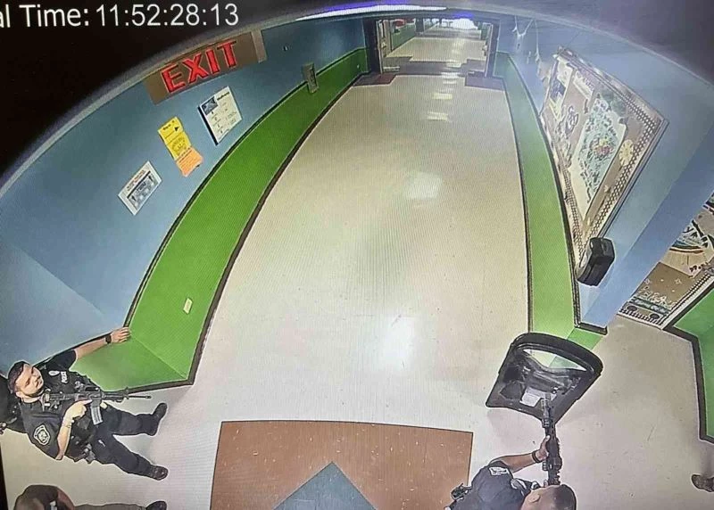 Texas’taki okul katliamında saldırgan dakikalar için durdurulabilirmiş
