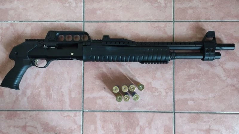 Firari şahıs elinde silahla sokakta gezince yakalandı
