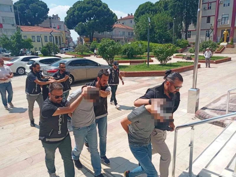 Kovalamacada yere döktükleri 1 kilo uyuşturucu ile yakalandılar
