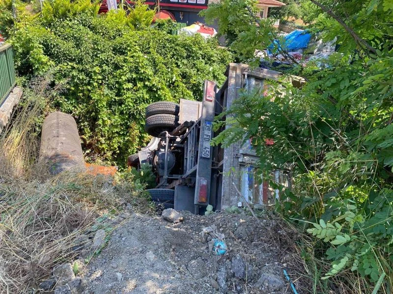 Beykoz’da freni tutmayan kamyon dereye uçtu, sürücü burnu kanamadan kurtuldu
