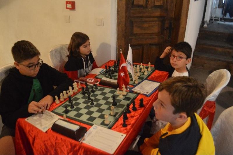 Kütahya Tavşanlı’daki satranç turnuvası kıran kırana mücadeleye sahne oldu
