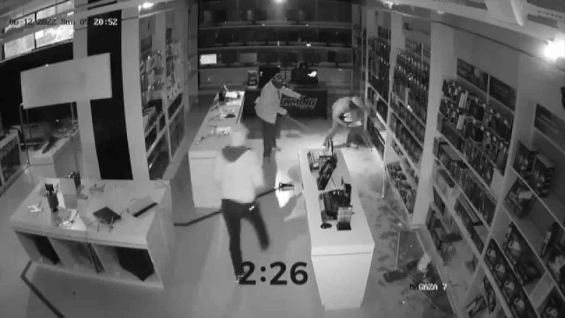 Ümraniye’de teknoloji mağazasında 3 dakikada 3 milyonluk soygun kamerada
