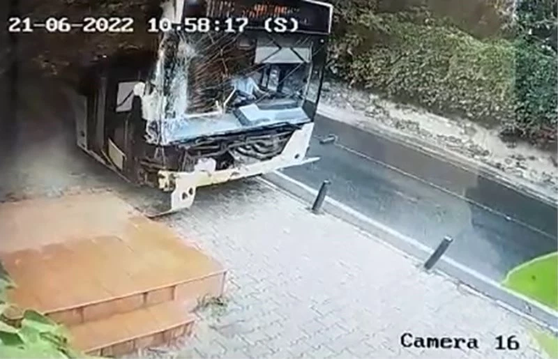 Ortaköy’de içinde yolcuların bulunduğu İETT otobüsü kaldırıma çıktı: Faciadan dönüldü
