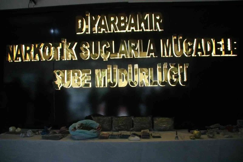 Türkiye’nin en büyük uyuşturucu operasyonunda ele geçirilen suç unsurları sergilendi
