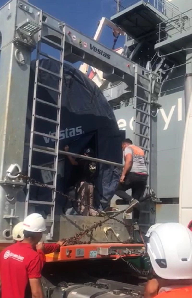 İhracat için limanda bekletilen rüzgar türbininin kanadına saklanan 4 mülteci yakalandı
