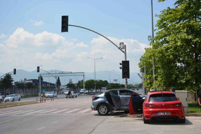İki otomobil çarpıştı, savrulan araçlar trafik ışıklarını bozdu
