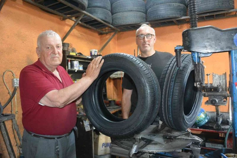 60 yıl önce kurduğu lastik tamir dükkanını oğluyla beraber işletiyor
