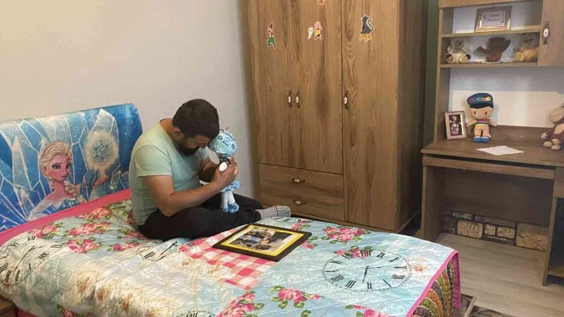 Babasının yanındaki çocuğu haczettiler
