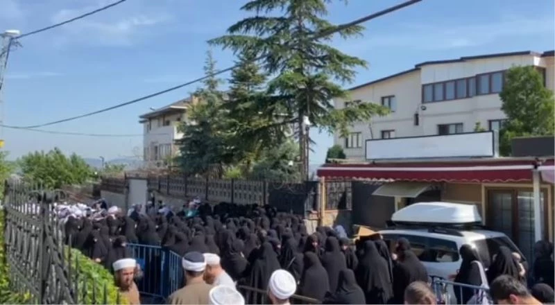 Yakınları ve sevenleri son yolculuğu öncesi Ustaosmanoğlu’nun evine akın etti
