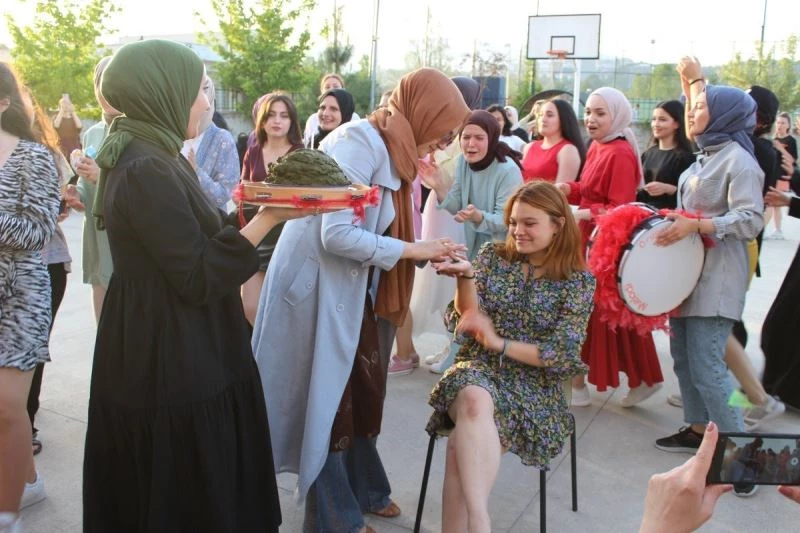 Mezun olan öğrencilere kına yakıldı
