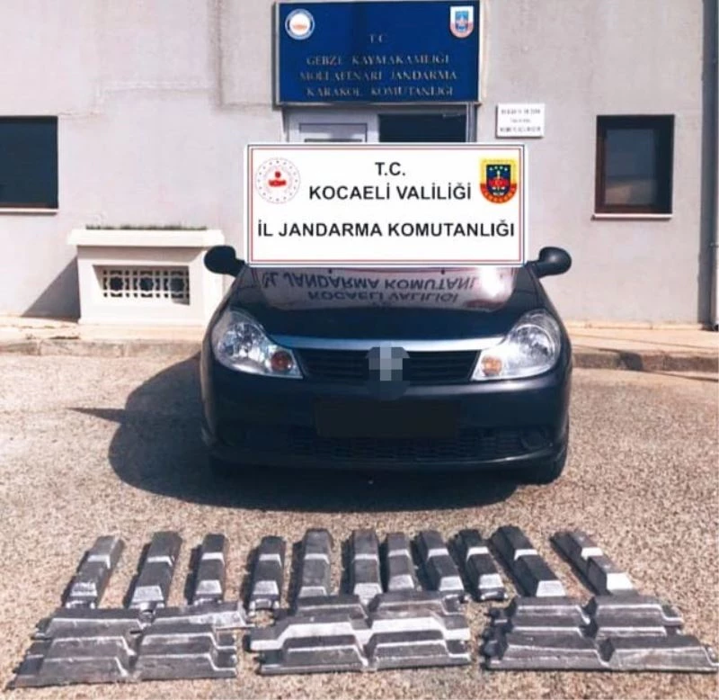 Çaldıkları 20 külçe alüminyumu araca yüklerken suçüstü yakalandılar
