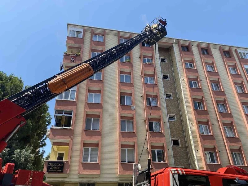 Kartal’da ev sahibi ocakta yemek unuttu, evi yandı
