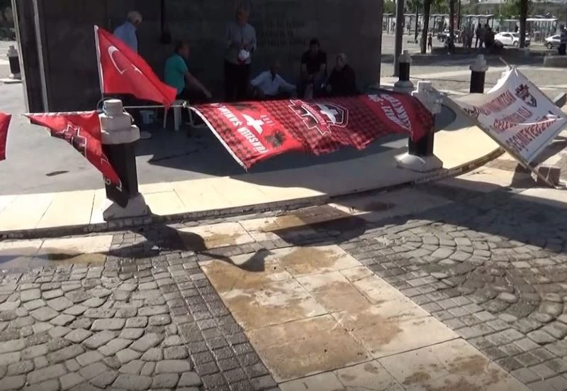 Meydanda kendini yaktı, hastanelik oldu
