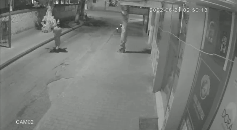 Kaldırımdaki çiçeği çaldı
