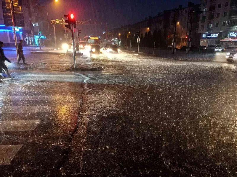 Samsun’da bulvarlar dere gibi aktı, caddeler göle döndü
