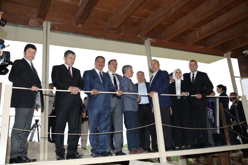 Bakan Çavuşoğlu, Arslantepe Höyüğü’nde incelemelerde bulundu
