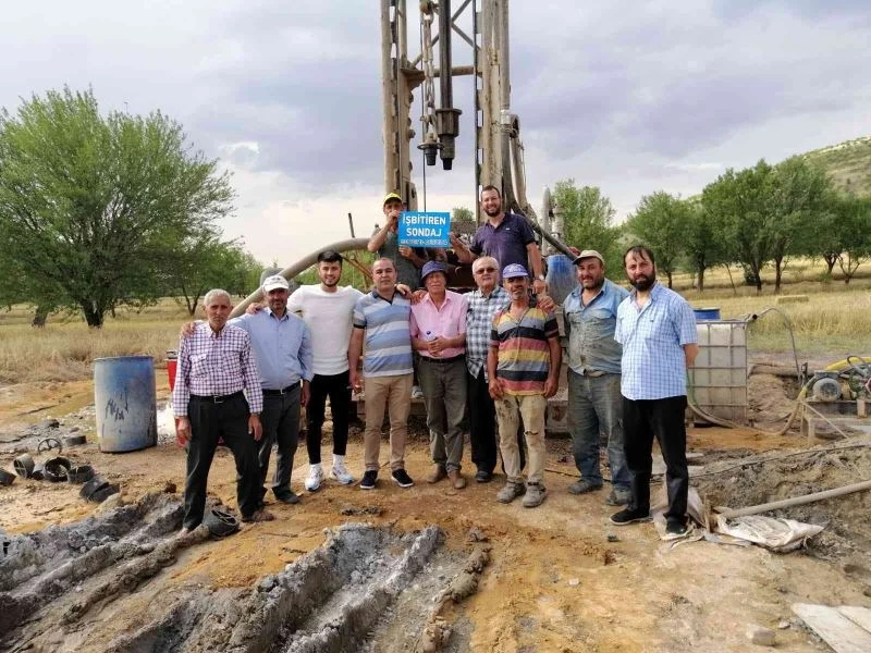 Mahallenin su sorunu çözüldü, 2 yıldır sakal uzatan muhtar sakallarını kesti
