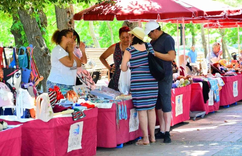 Toros kadınları ürünlerini sergiliyor
