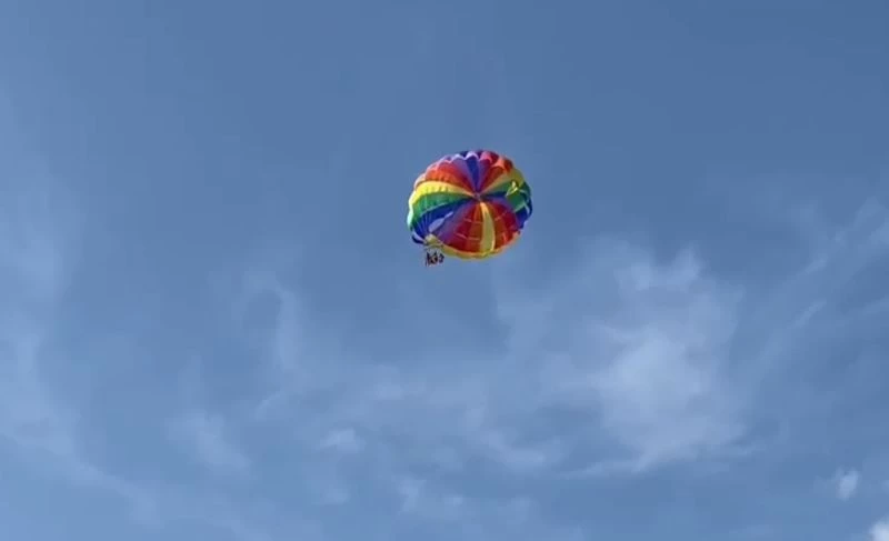 Deniz paraşütüne binen anne ve 2 çocuğu havada askıda kaldı
