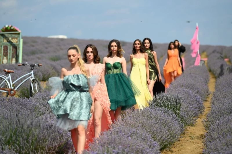 Lavanta tarlasında muhteşem podyum: Ünlü isimler mor tarlada ilk kez podyuma çıktı
