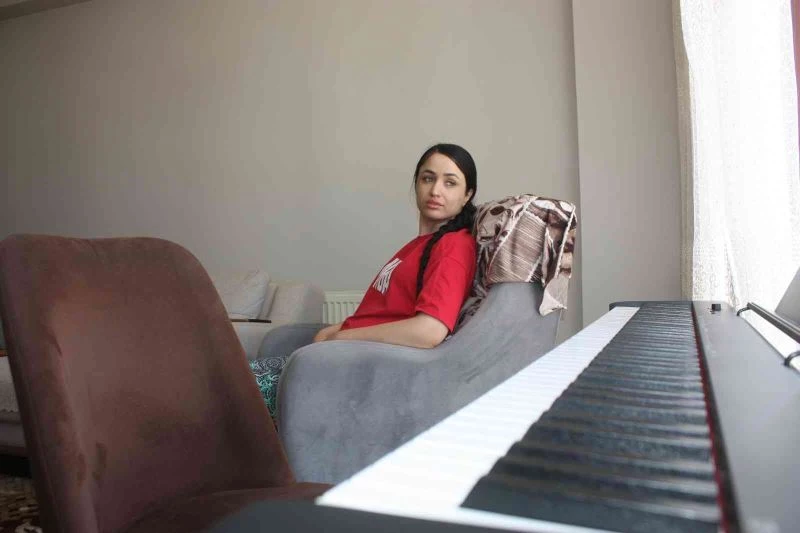 Başından vurularak ölümden dönen Mutlu Kaya, avukat olma ve sahnelere dönme hayaliyle yaşıyor
