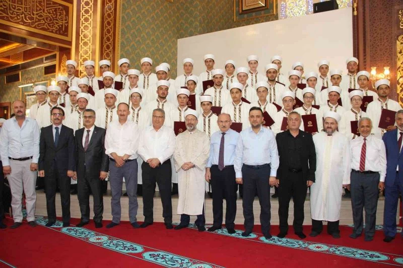 Hafızlık icazet belgelerini Diyanet İşleri Başkanı Ali Erbaş’tan aldılar
