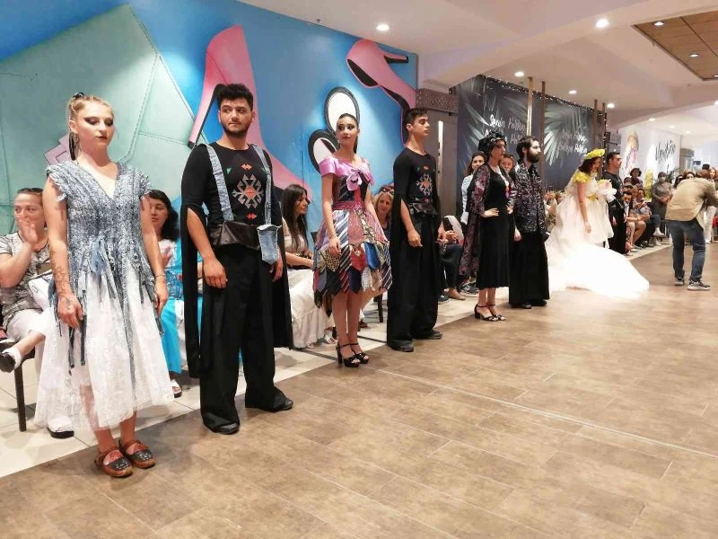 Maltepe’de, atık malzemelerden tasarlanan kıyafetler defile ile tanıtıldı

