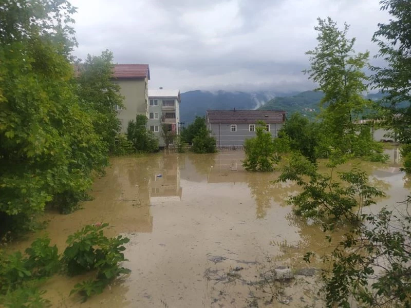 Çökme tehlikesiyle karşı karşıya kalan köprü trafiğe kapatıldı
