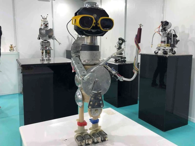 Atıklar sanat eseri robotlara dönüştü

