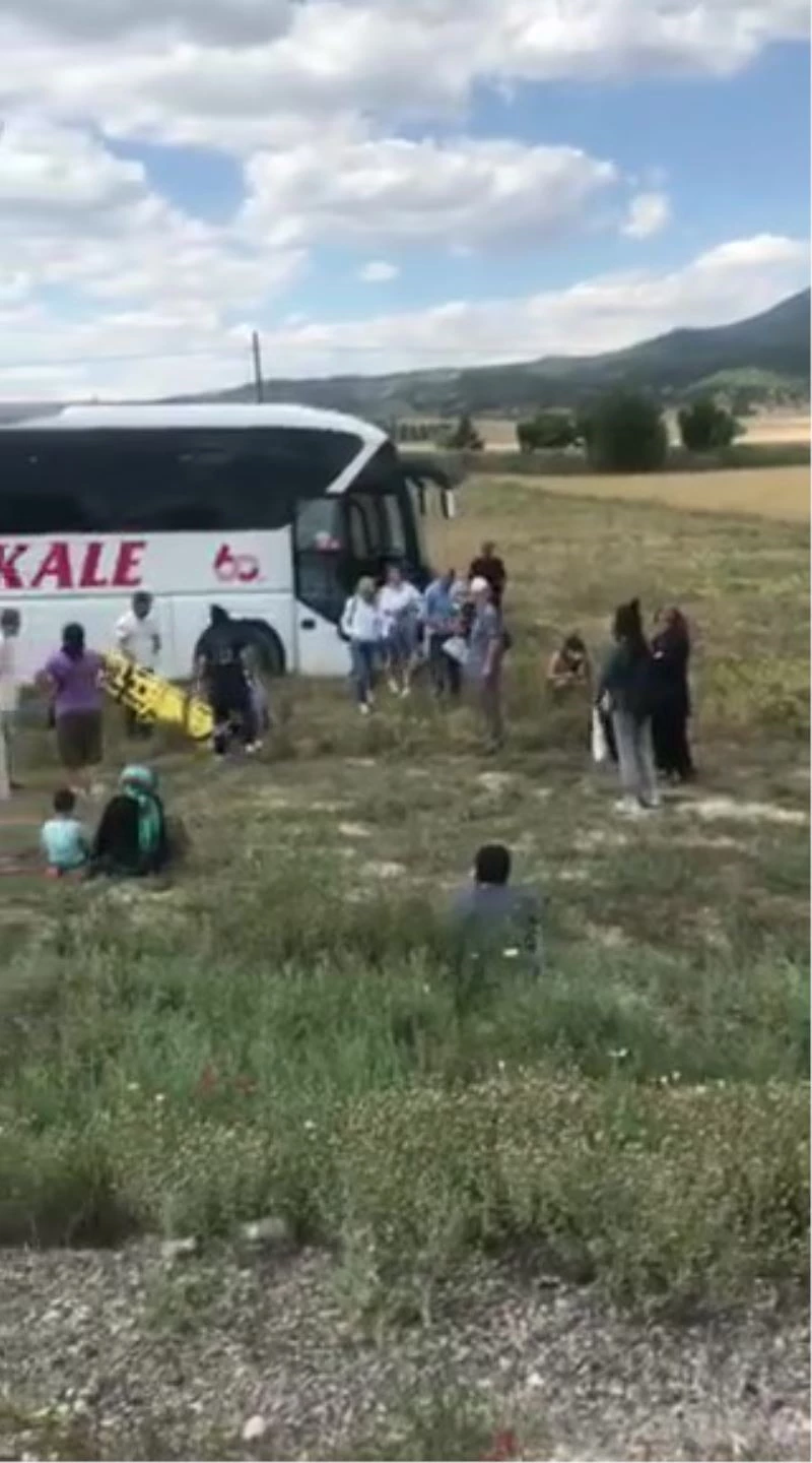 Pamukkale firmasına ait yolcu otobüsü tarlaya uçtu
