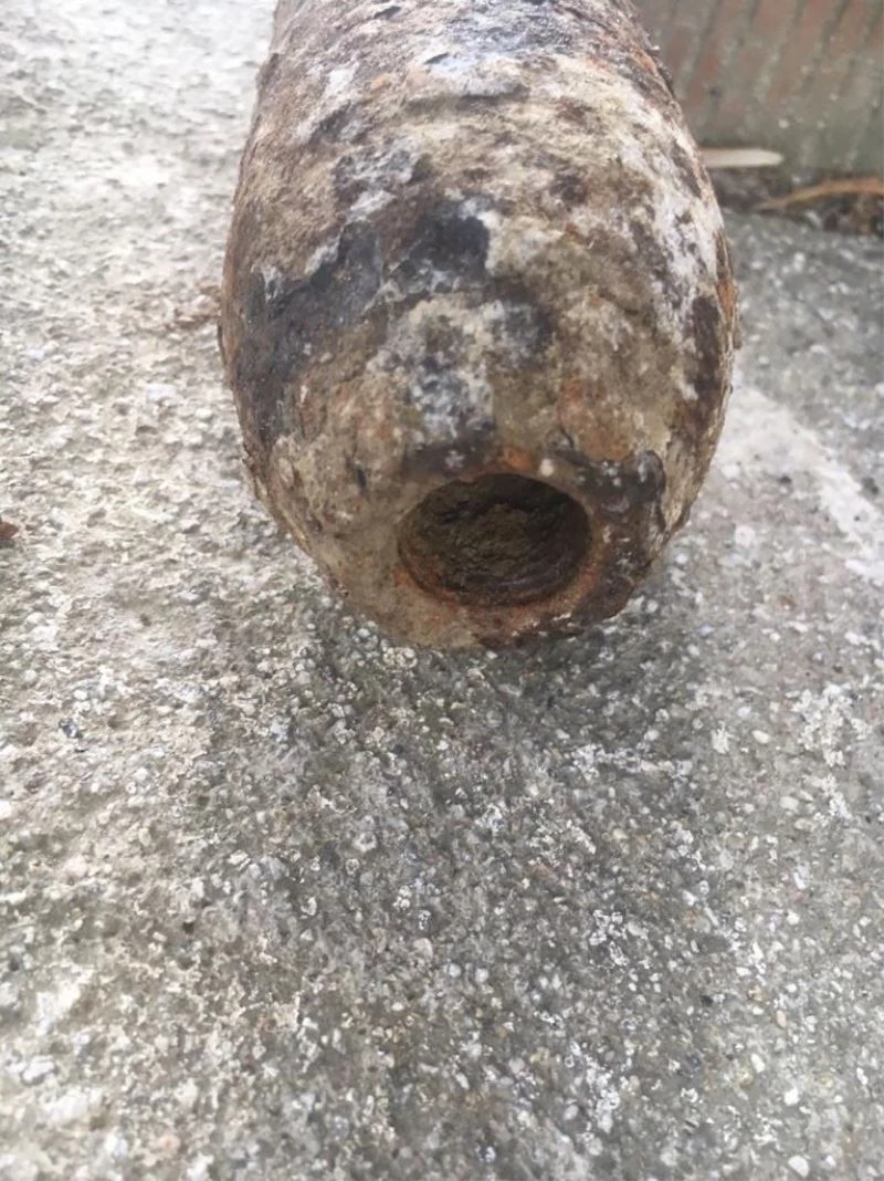 Mezar kazarken patlamamış top mermisi buldu
