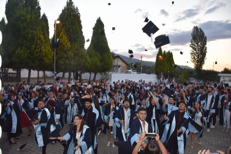 Karacasu Memnune İnci MYO Mezuniyet Töreni gerçekleşti
