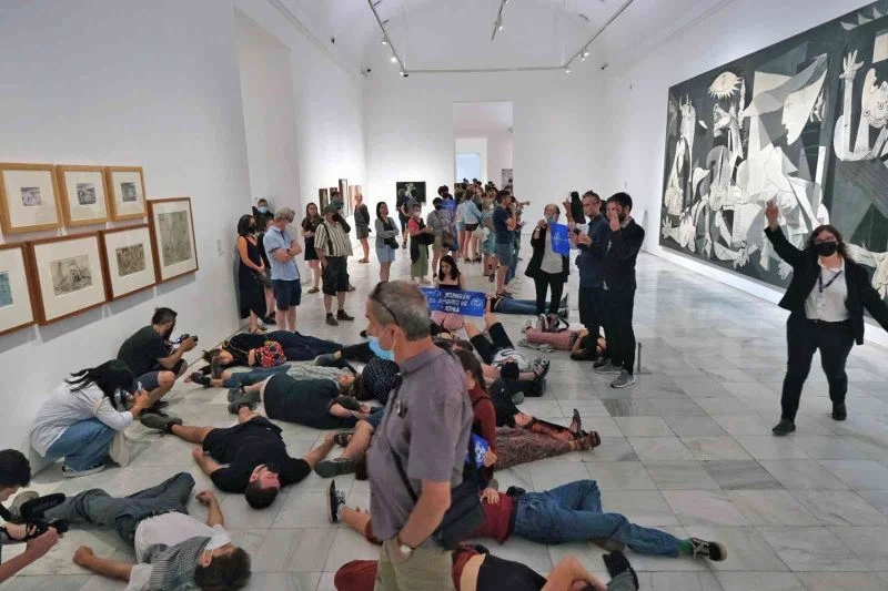 Savaş karşıtlarından Picasso tablosu önünde NATO protestosu
