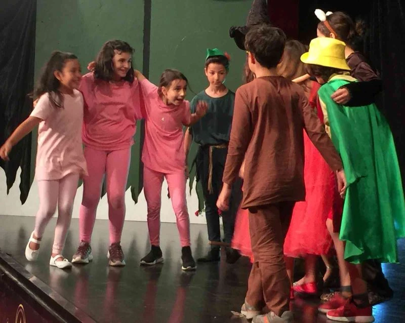 Minikler büyükleri güldürürken düşündürdü
