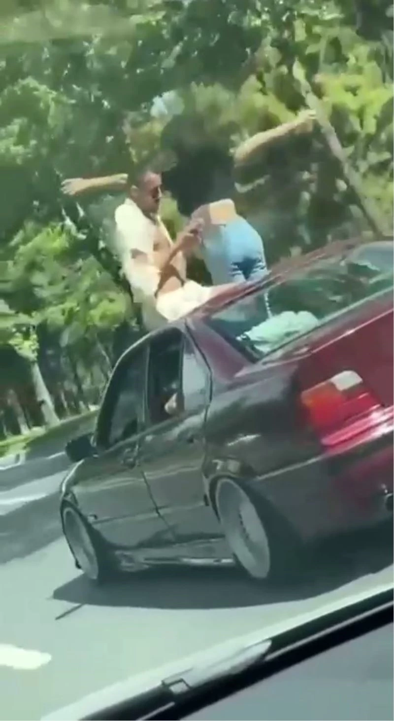 İstanbul’da otomobilin açılır tavanından dışarı çıkıp dans ettiler
